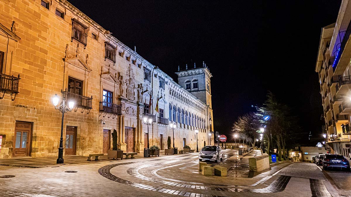 El palacio de los Condes de Gómara alberga los juzgados de la capital.