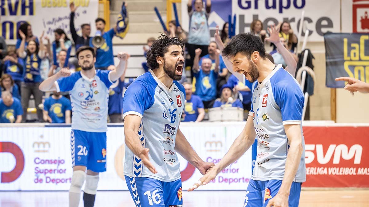 Bruno Cunha y Fabián Flores celebran uno de los puntos logrados ante Valencia.