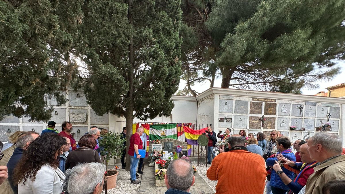 Los representantes de ambas peñas ante tumba de Antonio Machado