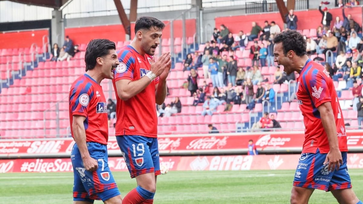 Los jugadores del Numancia celebran el primer tanto del partido.