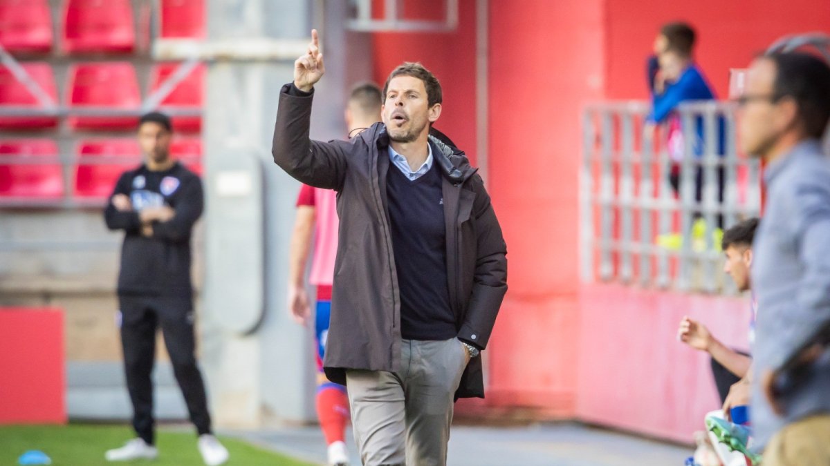 Aitor Calle se dirige a sus jugadores en el transcurso del encuentro.
