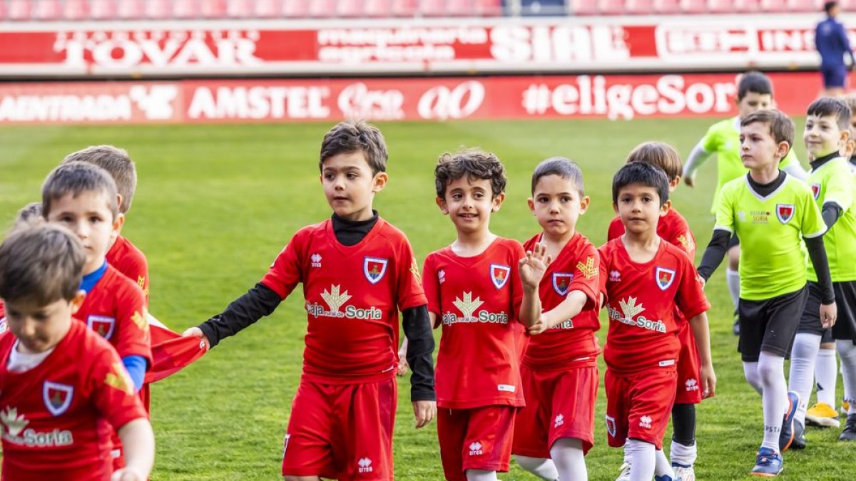 Canteranos del Numancia sobre el césped de Los Pajaritos en el descanso del encuentro ante el Real Ávila del pasado domingo. 