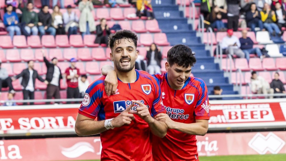 Jony y Teijeira celebran la última victoria del Numancia en Los Pajaritos ante el Ávila.