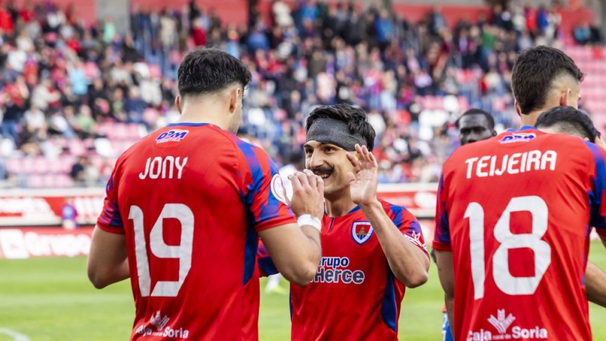 Jony y Sanchidrián celebran un gol anotado recientemente en Los Pajaritos.