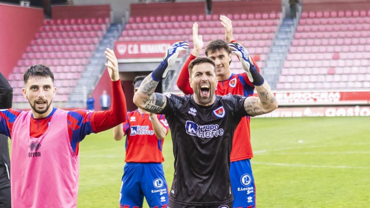Los jugadores del Numancia celebran ante la afición el triunfo logrado ante el Real Ávila.