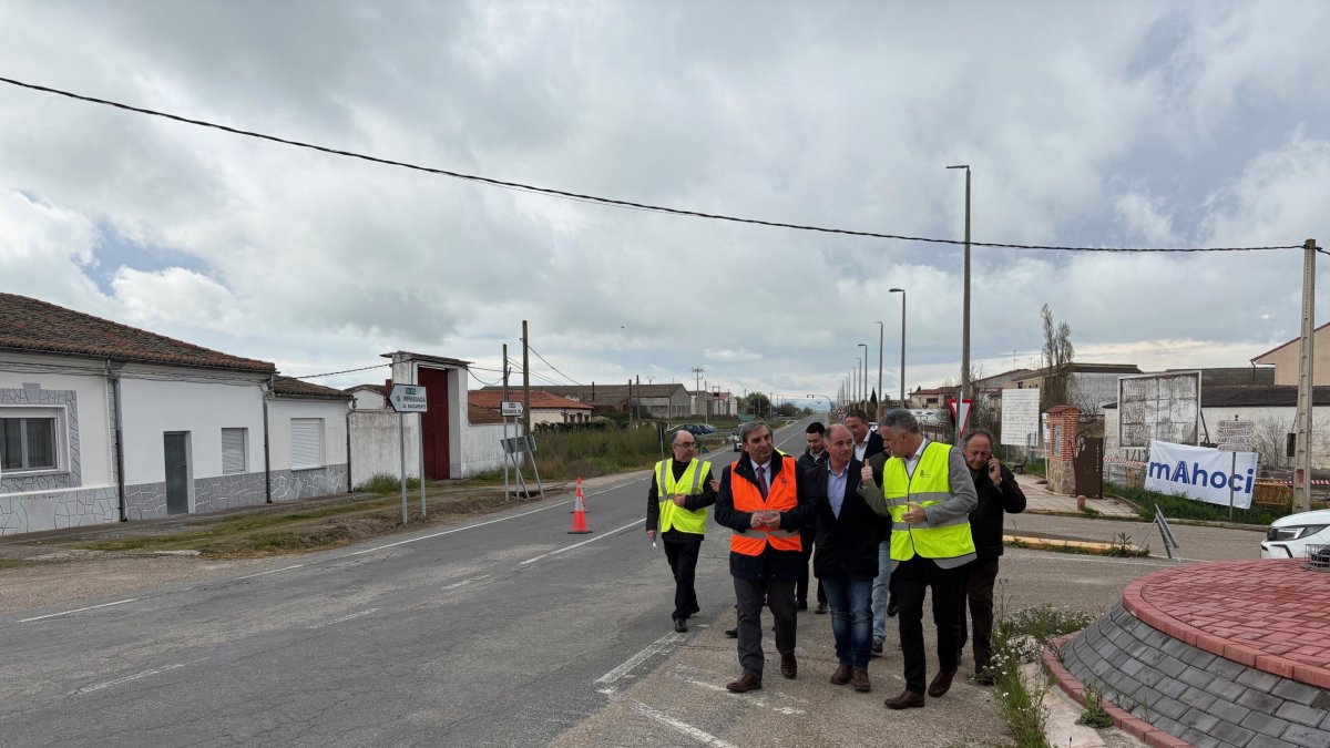 Visita del consejero de Movilidad y Transformación Digital, José Luis Sanz Moreno, a las obras de humanización de la travesía de Macotera (Salamanca).