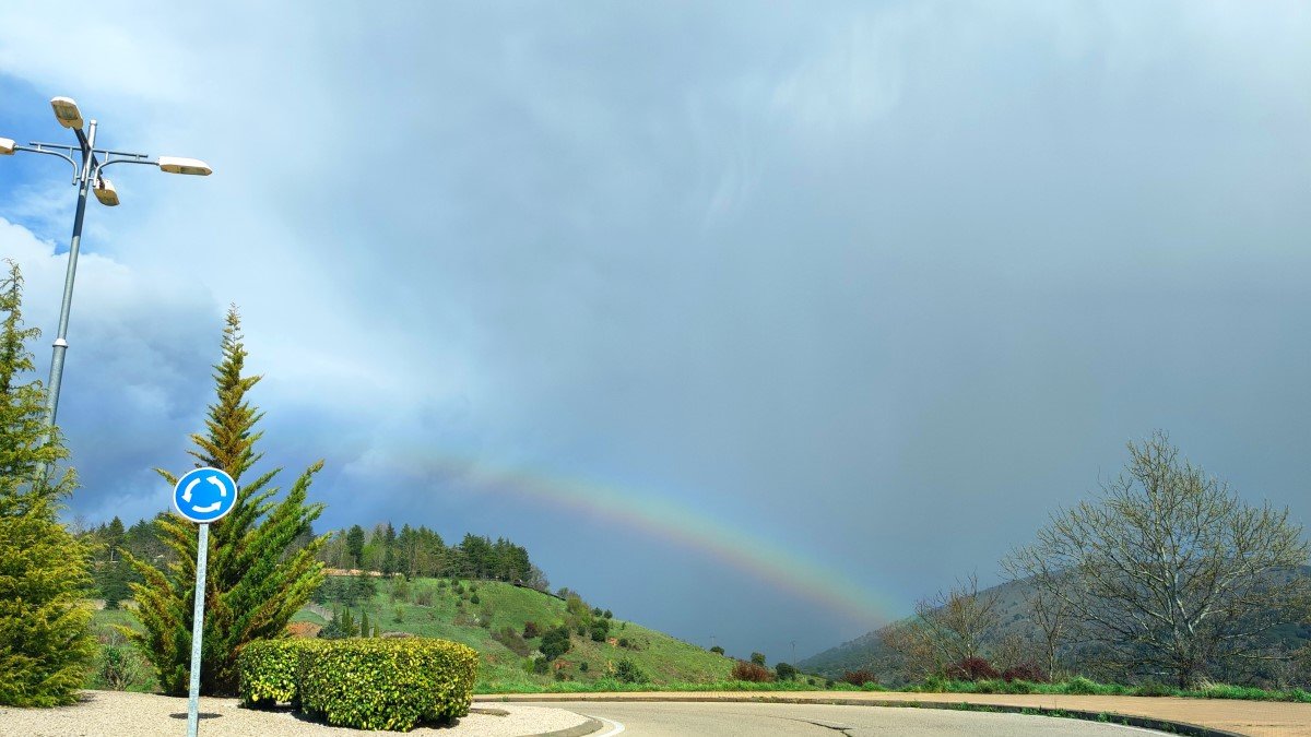 Sol, lluvia y arcoíris entre el Cerro de Los Moros y Santa Ana en la tarde de este lunes en Soria.