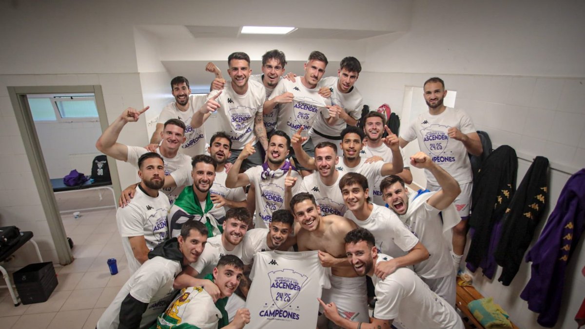 Los jugadores del C.D. Guadalajara celebran el ascenso a Primera Federación.