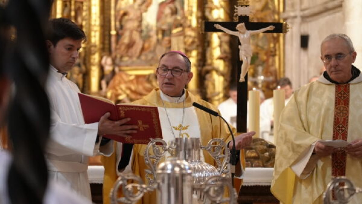 Momento de la Misa Crismal este Miércoles Santo en la Seo burgense.