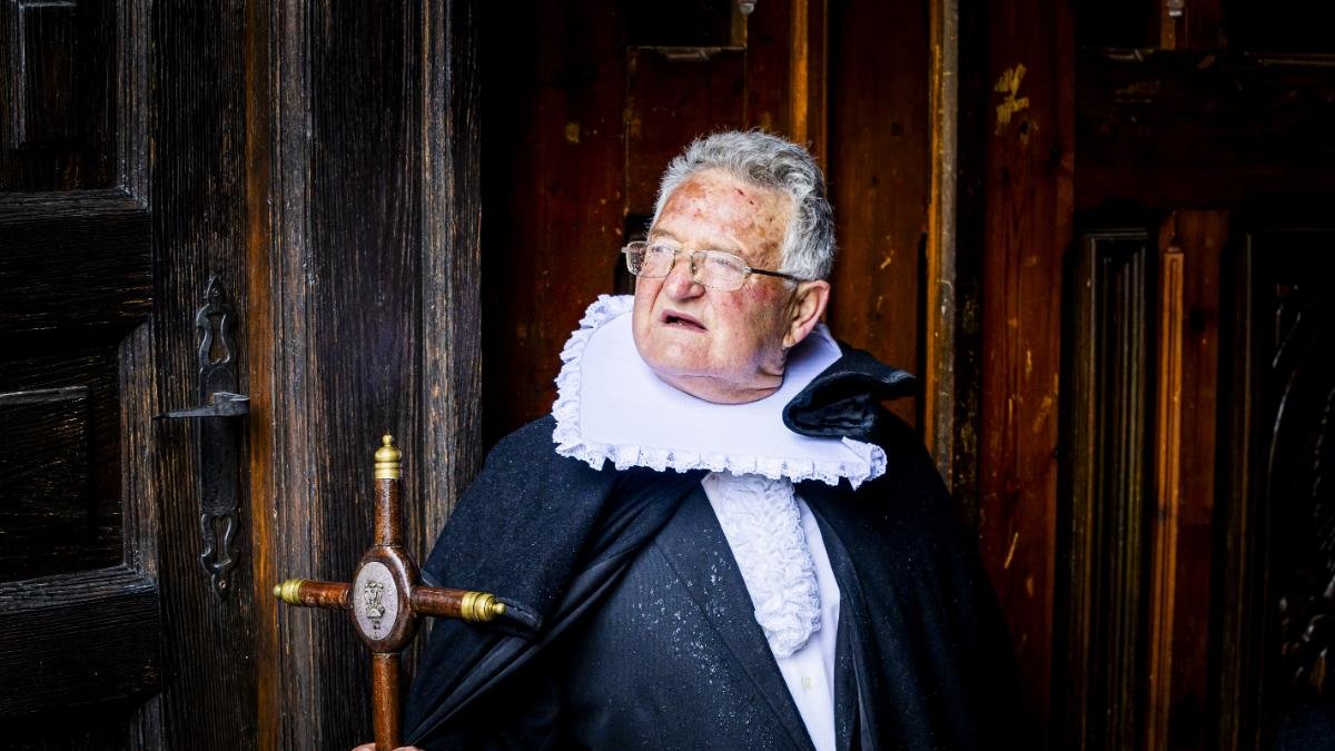 Imagen de un cofrade vestido de Felipecuarto.