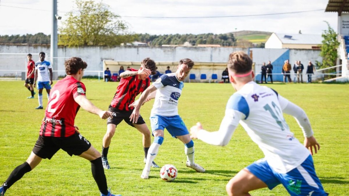 El Almazán sólo pudo sacar un punto ante el ya descendido Laguna.