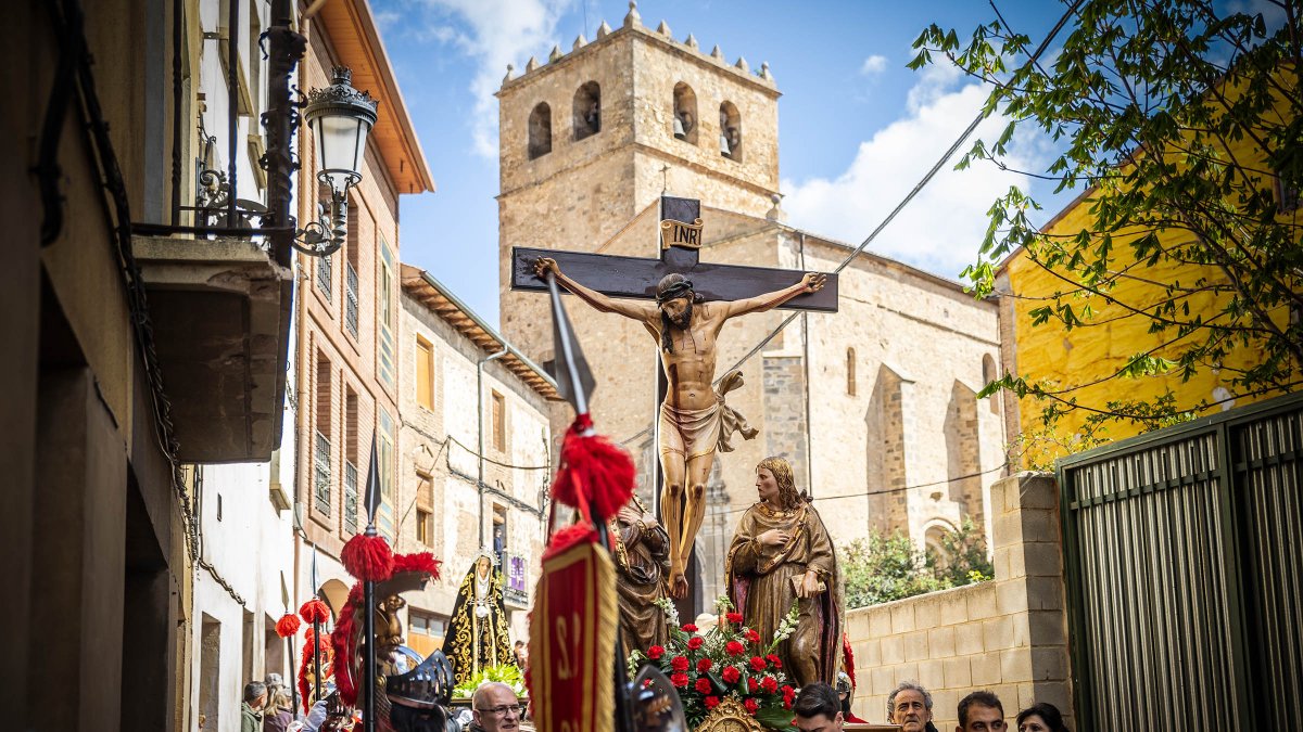 Procesión de la Cofradía de la Vera Cruz en la mañana del Viernes Santo.