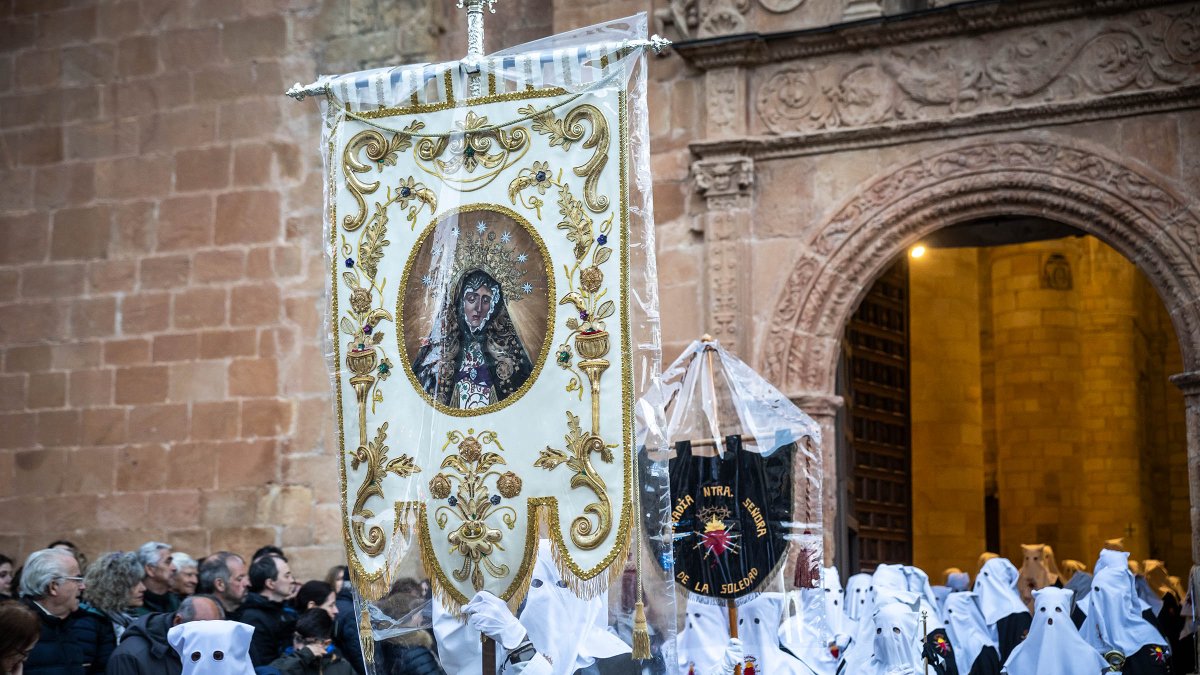 Solemne y multitudinaria Procesión General de la Cofradía del Santo Entierro del Cristo en la Semana Santa de 2025.