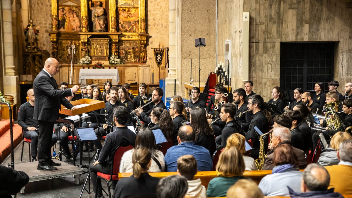 Concierto de la Banda en la iglesia del Salvador con música procesional.
