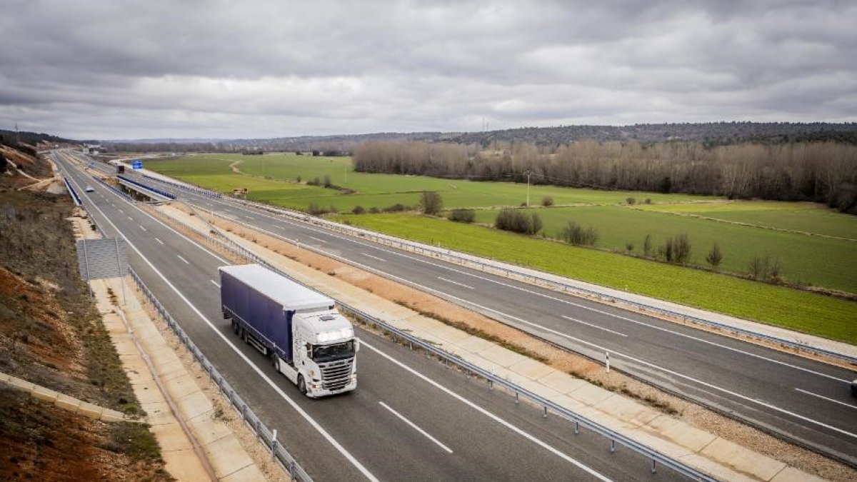 Camión conduciendo por una autovía.