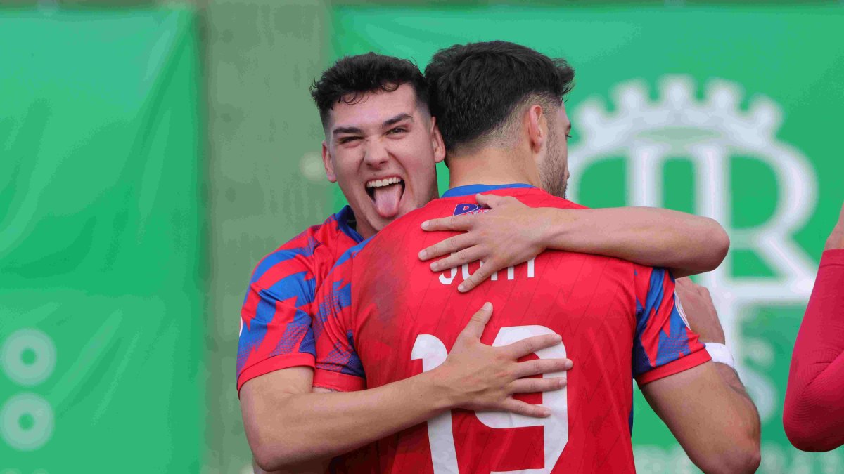 Teijeira y Jony celebran uno de los goles del Numancia de la goleada ante el Guijuelo.