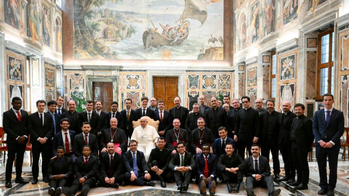 El Papa, junto al obispo de Osma Soria y otros miembros de la delegación de la provincia y de Burgos que le visitó en 2024