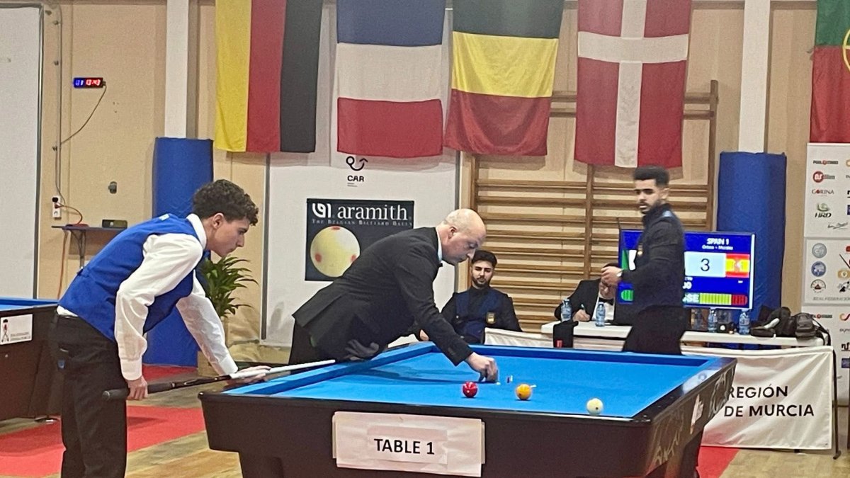 Gennaro Dambra arbitrando una partida.