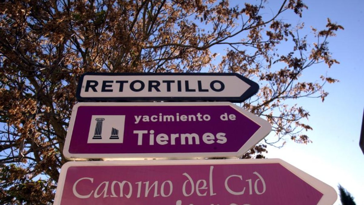 Cartel indicador del Camino del Cid en un pueblo de Soria.