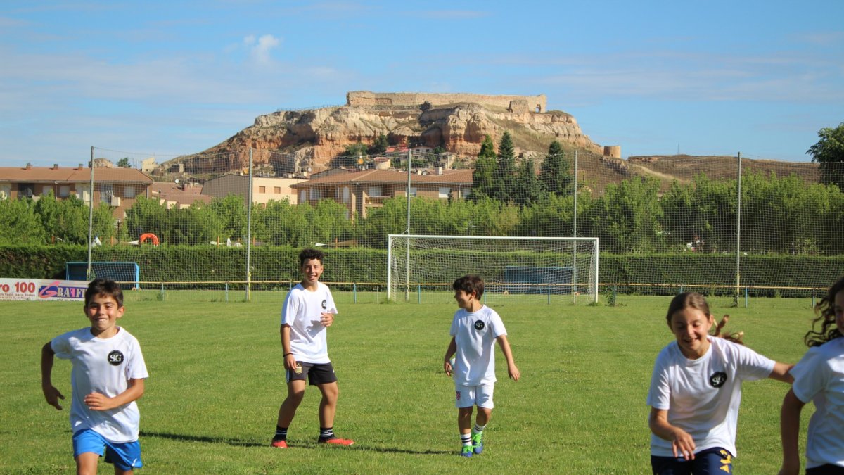 Varios niños durante su participación en el Campus de la localidad ribereña.