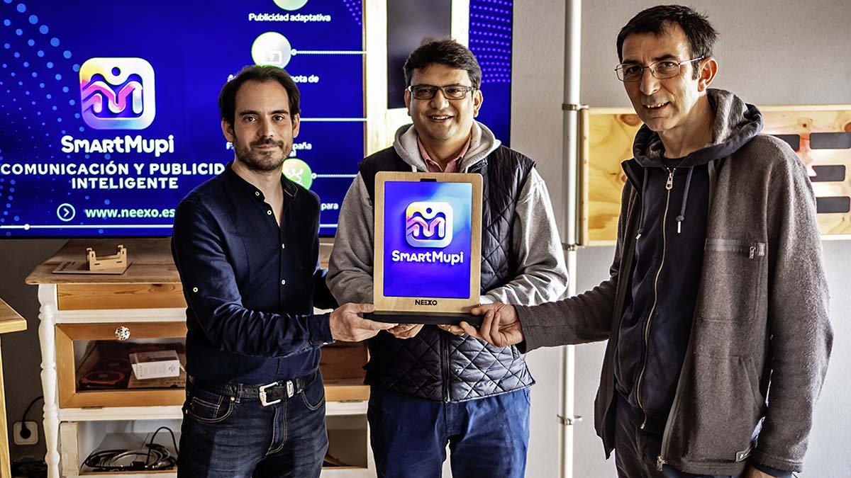 David Hernández, Julio Irurita y Marco Castelli, creadores del dispositivo inteligente para publicidad.