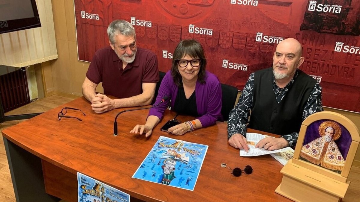 De izda a dcha, Ángel Lorenzo, Gloria Gonzalo y César Millán presentan 'La Saturiada' de Soria.
