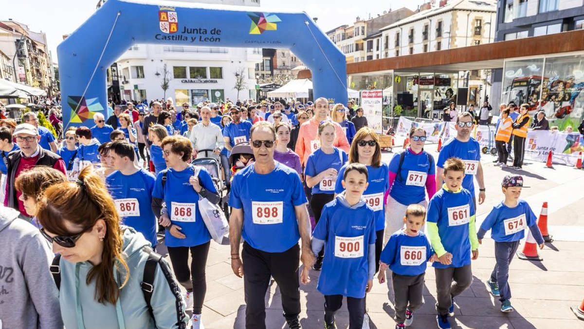 Cientos de personas a la carrera o caminando por el centro de Soria
