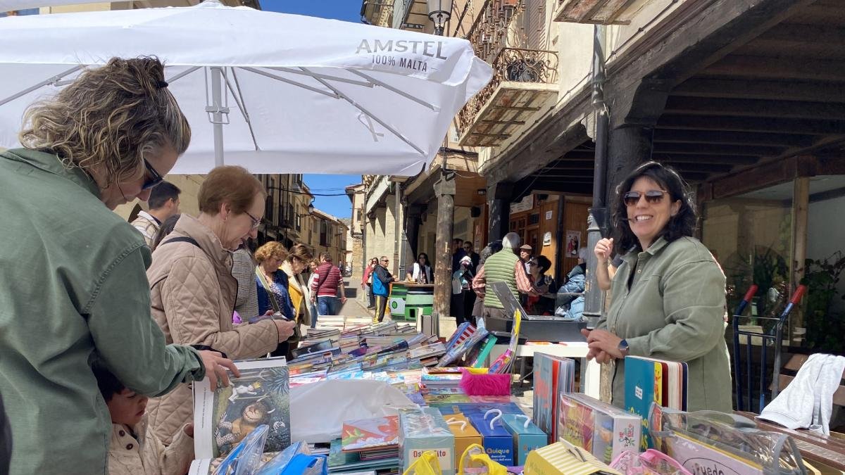Libros y flores protagonizan el 23 de abril en San Esteban.