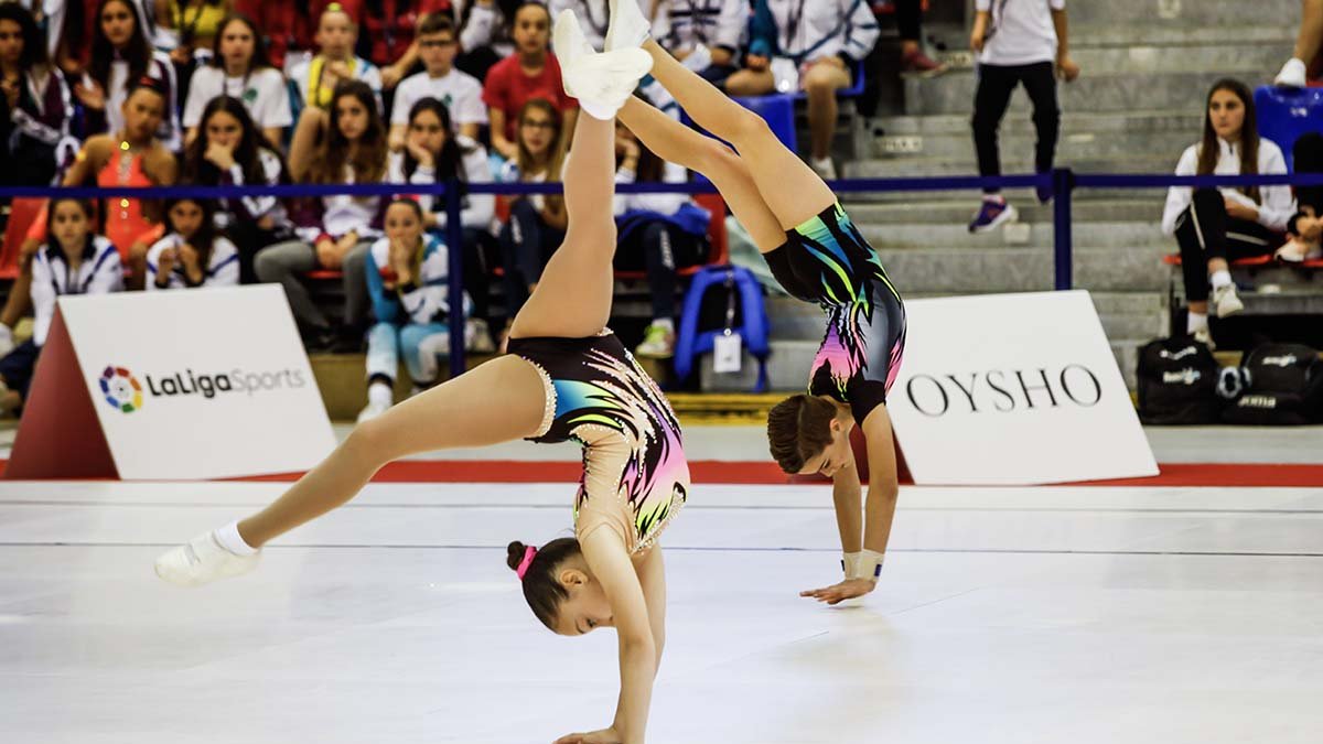 Dos gimnastas durante un ejercicio en una competición en Los Pajaritos.