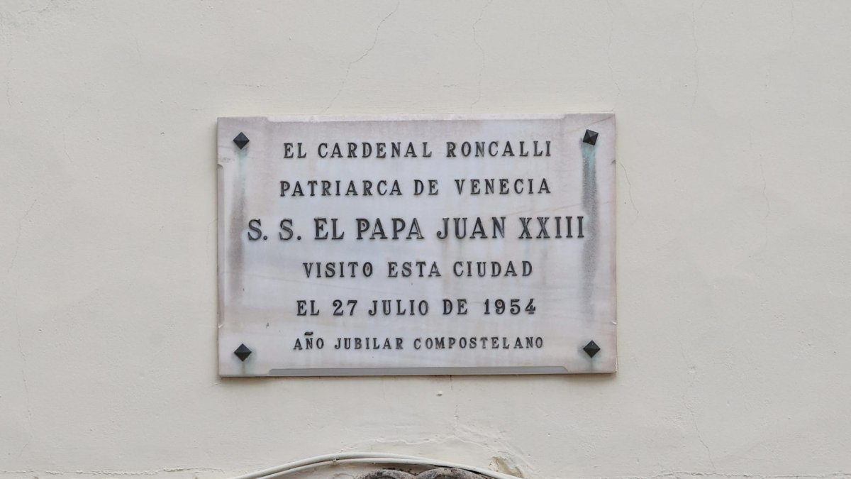 Una humilde placa recuerda la breve visita 'casi papal' del Cardenal Roncalli, cuatro años despues el Papa Juan XXIII.