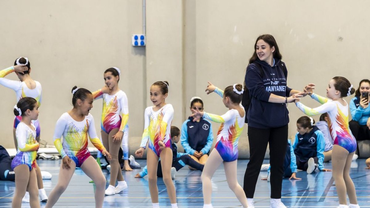 Un grupo de niñas durante una exhibición de gimnasia