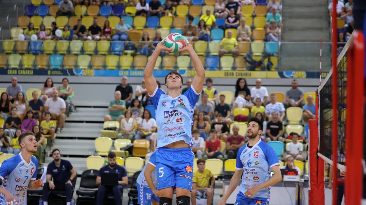Jaime Arjones coloca un balón en un encuentro en Gran Canaria.