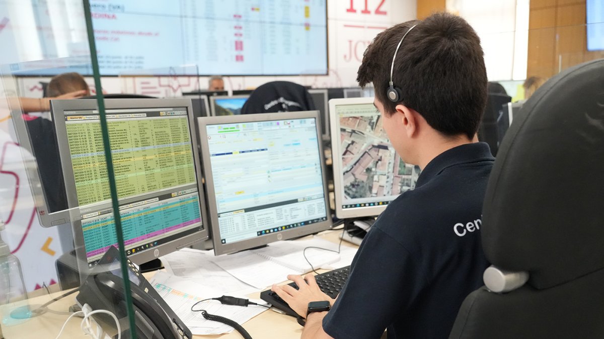 Un operario del 112 en su puesto de trabajo.