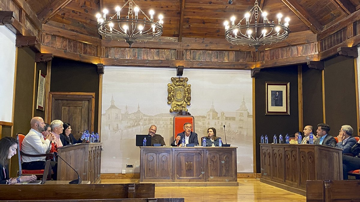 Miembros de la corporación municipal durante la celebración del pleno de El Burgo.