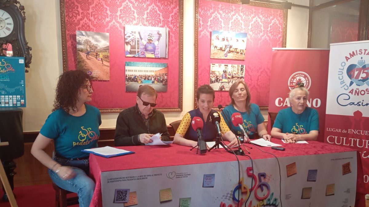 Integrantes de la iniciativa Pedalovida junto al presidente de la AECC de Soria, Pedro Aguarón.