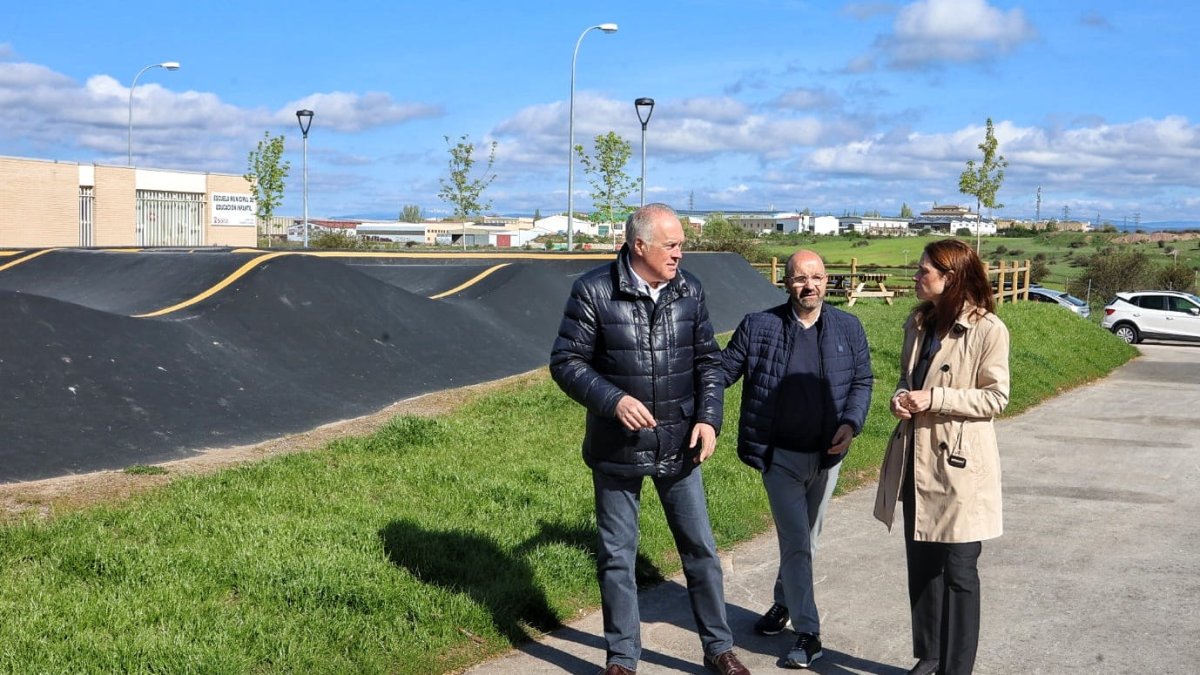 Los representantes del Grupo Popular junto a la pista de 'pump track'.