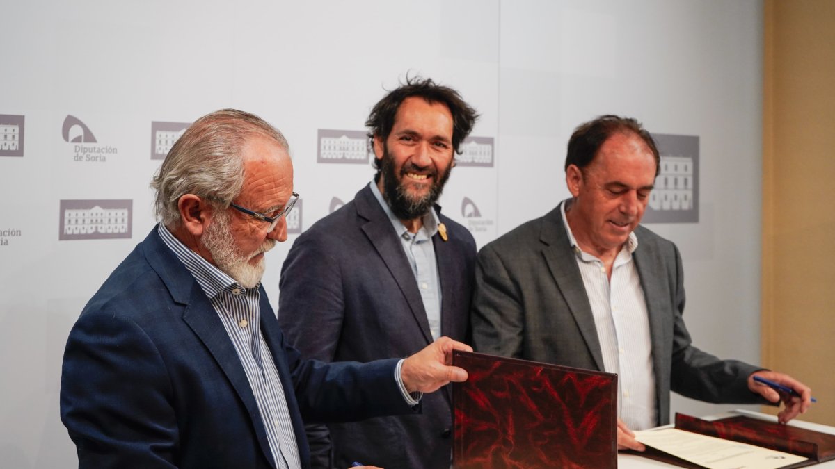 José Antonio de Miguel, Pablo Sabín y Benito Serrano, en la firma del convenio.