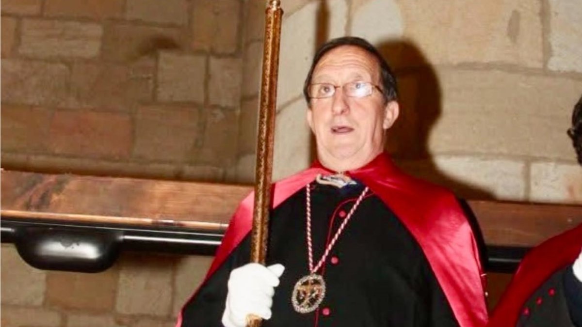 Fernando Úcar, con el traje de cofrade