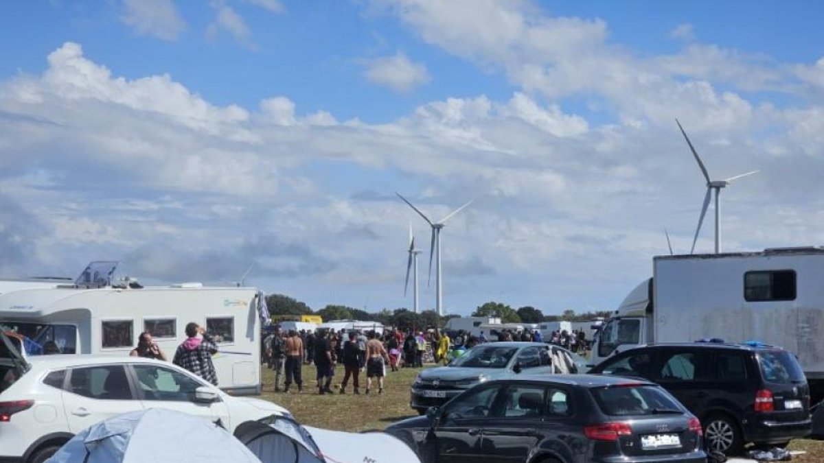 Las autoridades calculan que participan unas 500 personas.