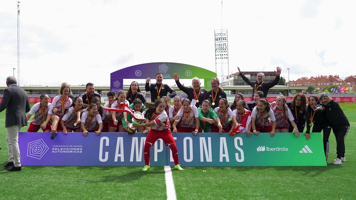 Zaira Gallardo levanta la copa de campeonas de la serie plata del combinado regional.