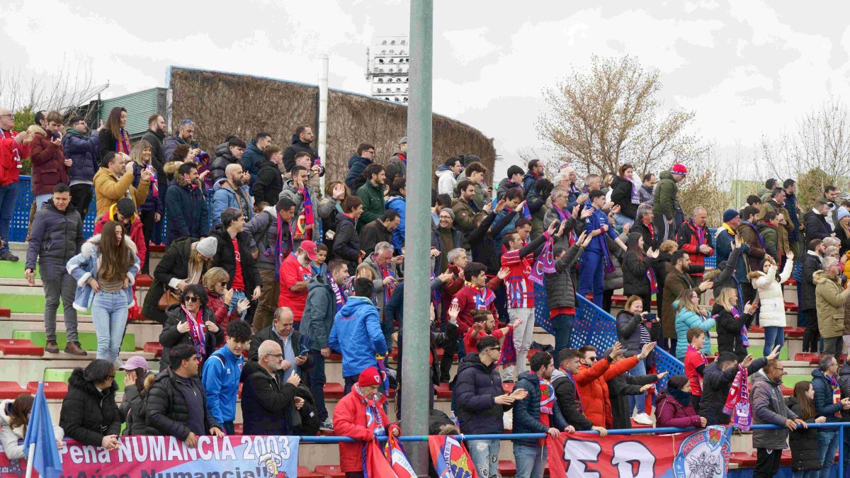 Aficionados del C.D. Numancia durante la vista de la temporada pasada a la Ciudad Deportiva del Getafe.