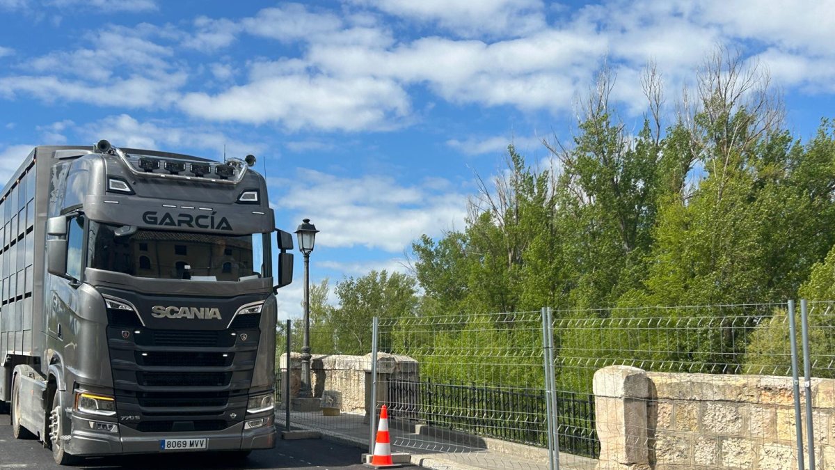 Los primeros vehículos pasan ya por el puente de San Esteban de Gormaz reformado.