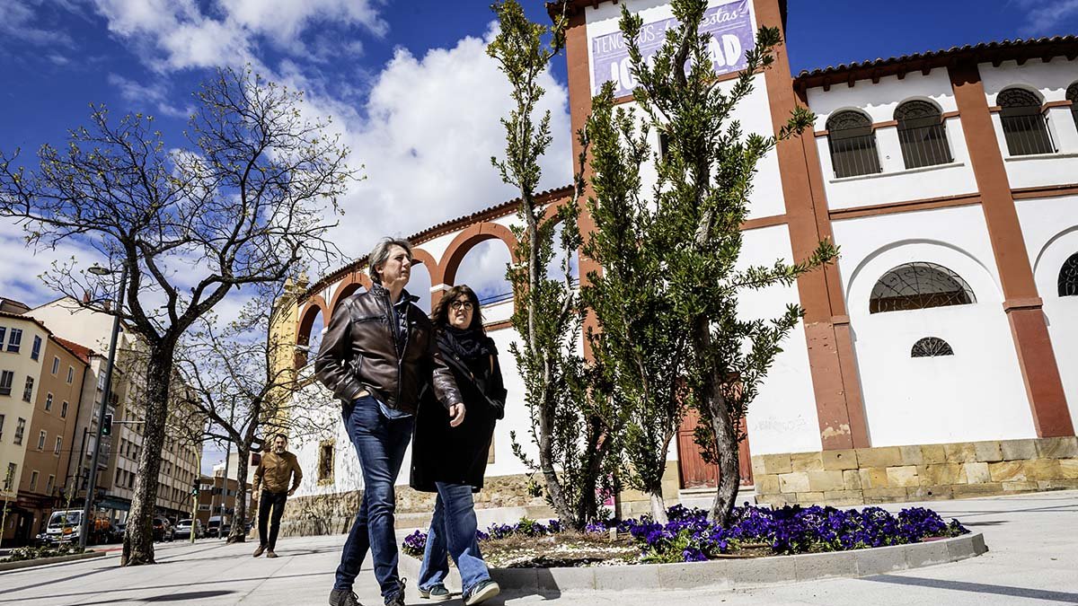 El alcalde, Carlos Martínez, junto a la concejala Ana Alegre, en la remodelada plaza de las Balsas.