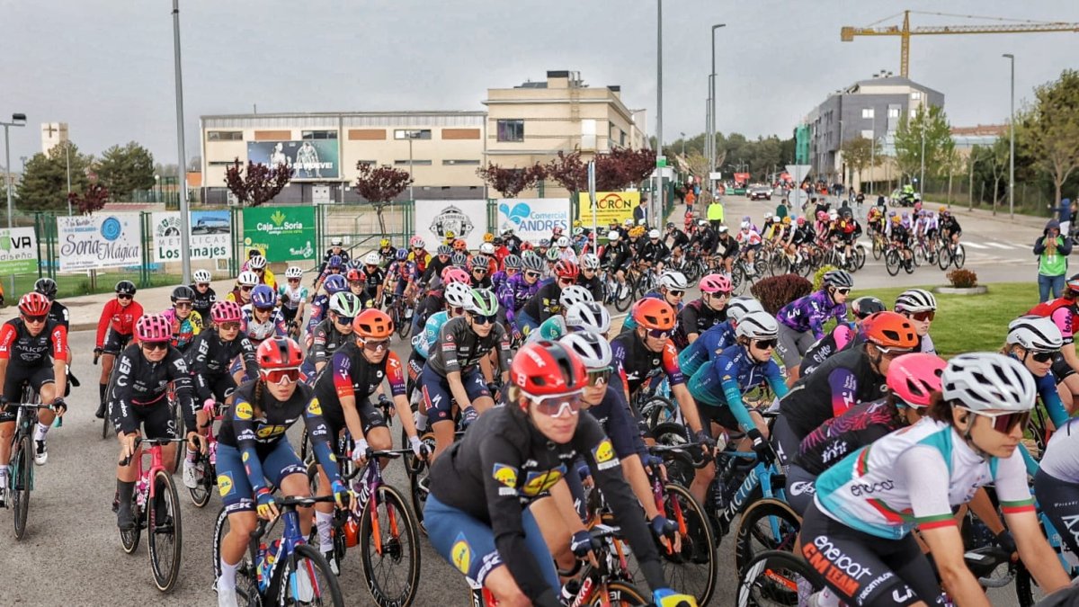 Imagen de la salida de la quinta etapa de la Vuelta Femenina en Camaretas.