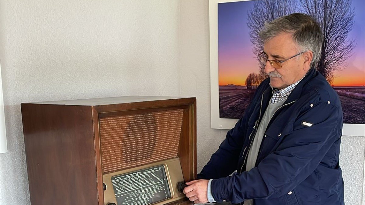 Carmelo Archillas junto a una de las radios de su colección.