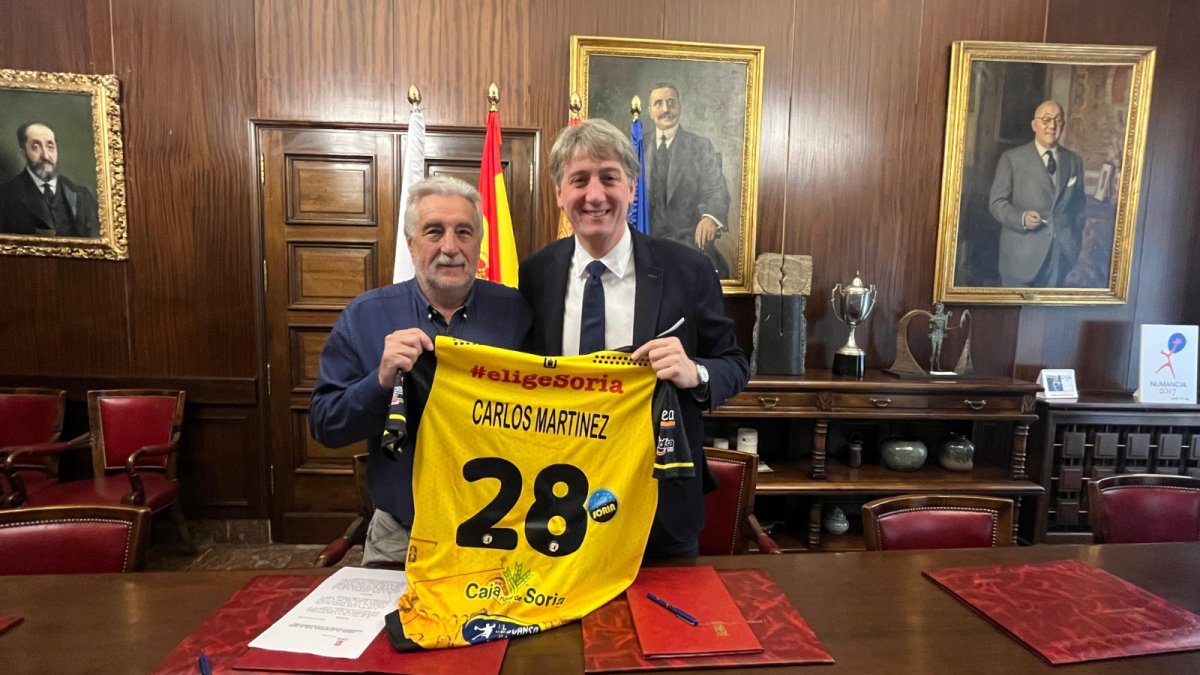Carlos Martínez Mínguez y Carlos Heras durante la firma del convenio entre Ayuntamiento y Club Balonmano Soria.