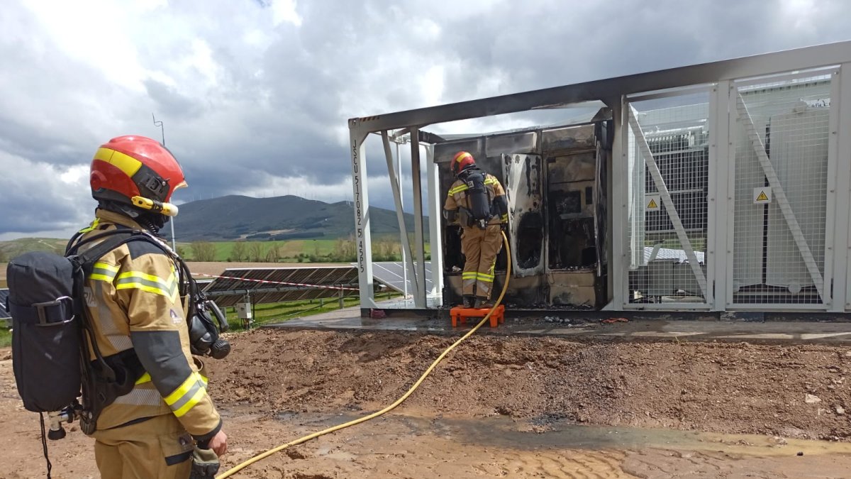 Los bomberos durante la intervención.
