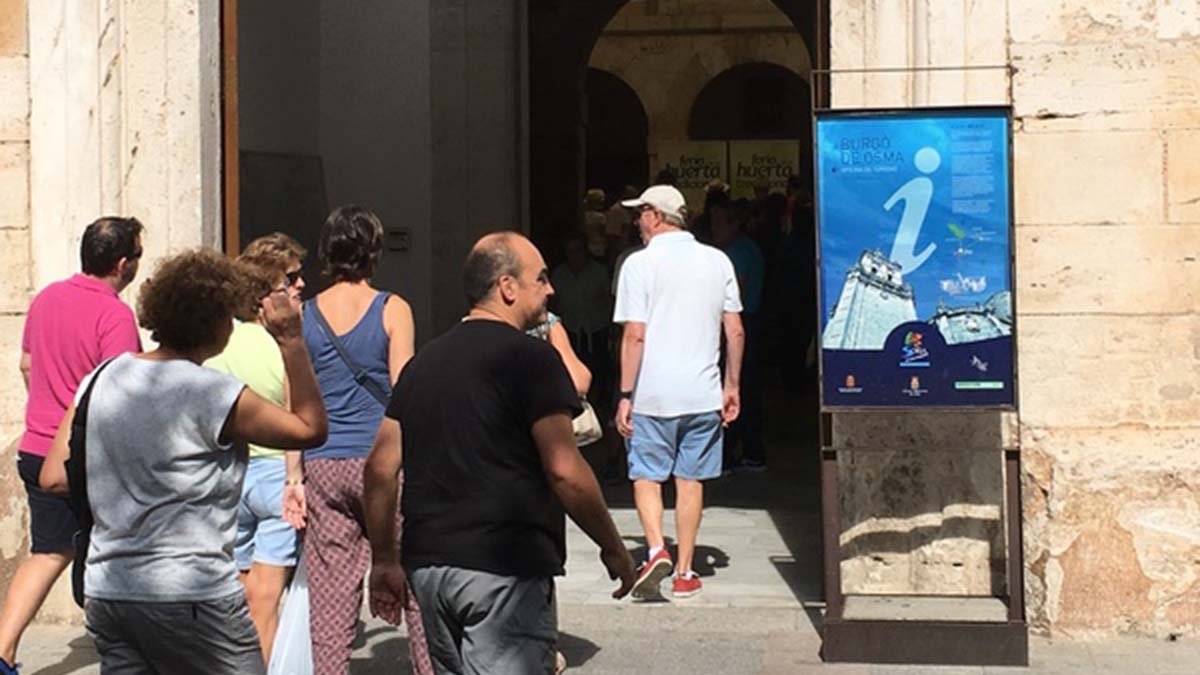 Turistas a la entrada de la oficina de El Burgo de Osma.