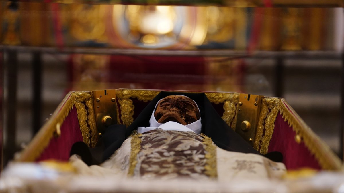 Cuerpo de Santa Teresa de Jesús expuesto en una urna en la Basílica de la Anunciación de Nuestra Señora del Carmen en Alba de Tormes (Salamanca).