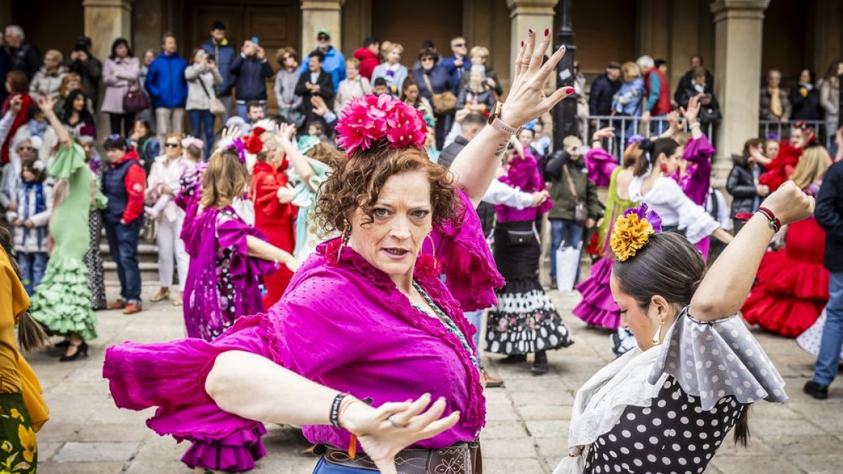 La Plaza Mayor fue el escenario para bailar sevillanas
